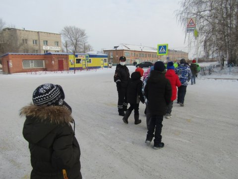 Сотрудники ГИБДД провели для детей пешеходную экскурсию «Прогулка юного пешехода»