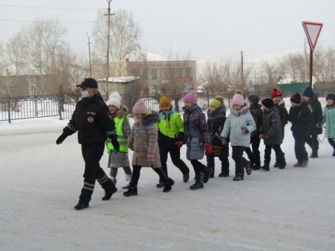 Сотрудники ГИБДД провели для детей пешеходную экскурсию «Прогулка юного пешехода»