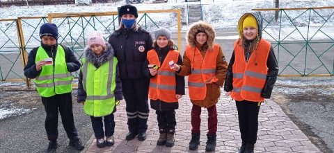 Автоинспекторы Боградского района вблизи школы провели акцию «Световозвращатель - моя безопасность!»